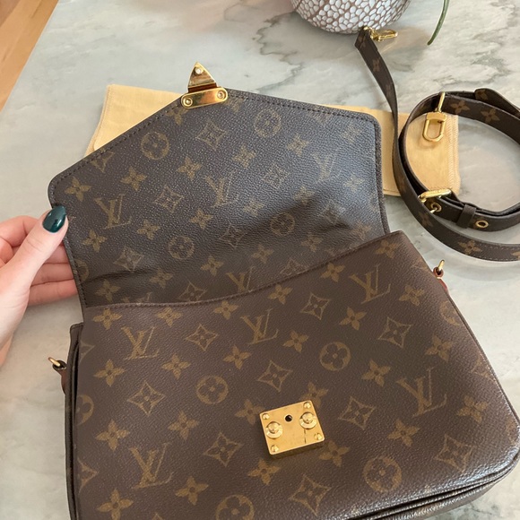 SOLD Beautiful Louis Vuitton Monogram Pouchette Métis - Picture 5 of 16